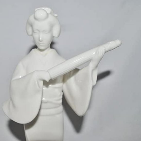 Noritake Antique Toki Kaisha Geisha with Umbrella Bone China Figurine - Picture 4 of 5